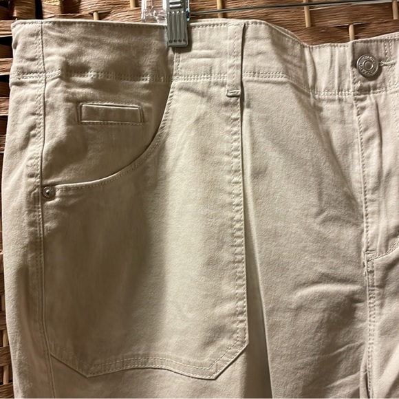 Gloria Vanderbilt Pull On Capris Beige 22W NWT - Picture 7 of 10